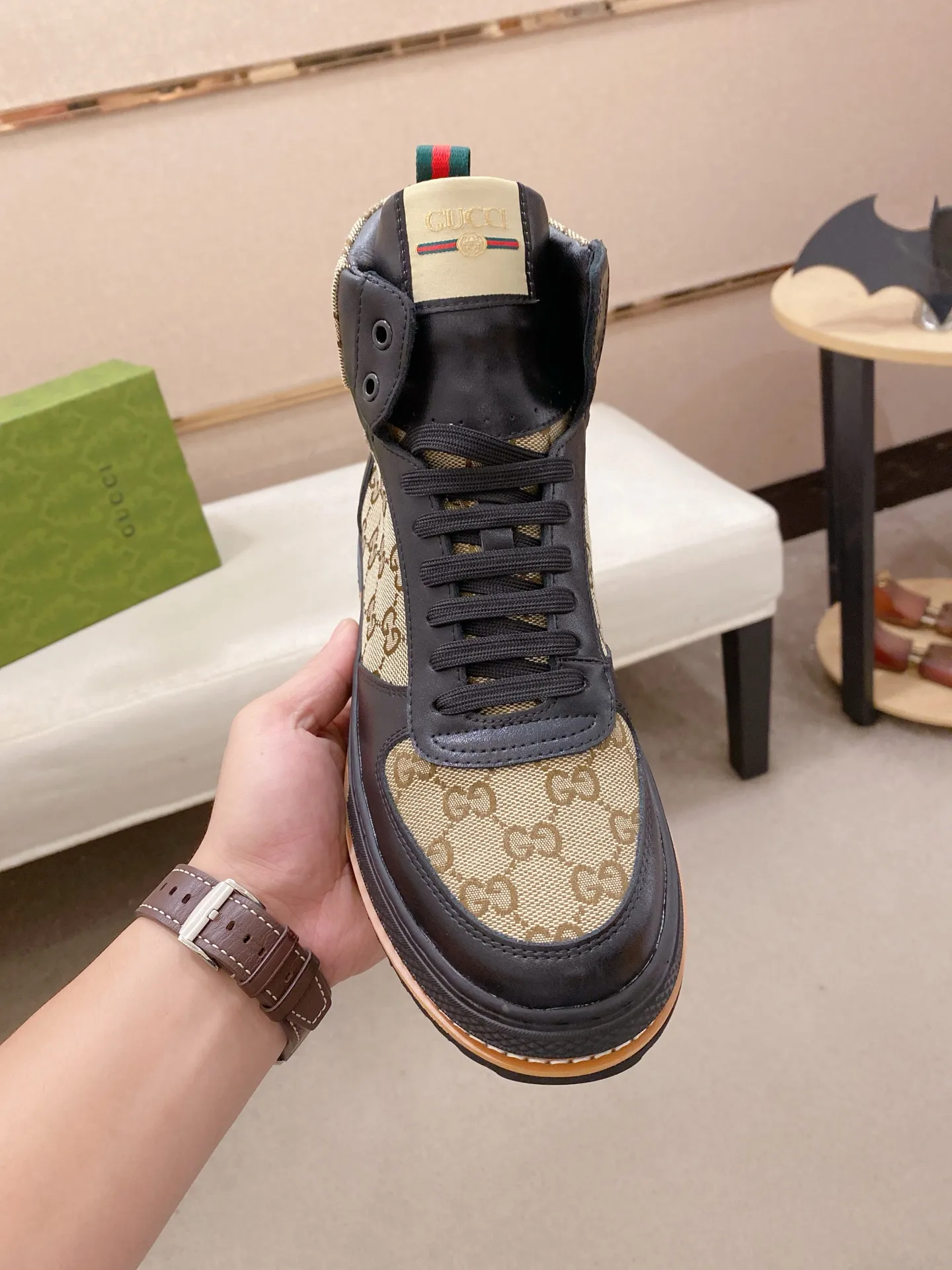 Men's shoes 💰 440 💰 High-quality new high-top GUCCI counters are on the market at the same time. The new men's shoes, 😘fabrics are selected imported cowhide, lining: sheepskin lining. 👍🏿 High-end ☄️ air-cushion molded anti-slip rubber outsole, exquisite lines, simple and elegant, comfortable and high-end for leisure travel. Code number: 38 to 44 (45 can be customized and cannot be returned or exchanged)